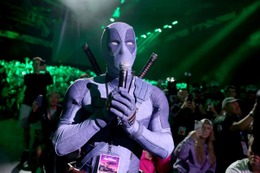「追加出演はないの？」“グレー”のデッドプール、コミコンにサプライズ登場『アベンジャーズ／ドゥームズデイ』