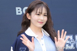 久間田琳加「大好きな野球観戦」ほっそり二の腕際立つノースリコーデに絶賛の声「脚長すぎ」「大人カジュアルおしゃれ」