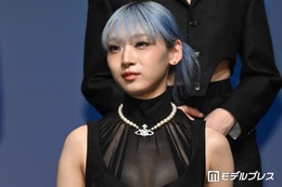 HANA・JISOO、ILLITとのコラボMVオフショット「唯一無二の可愛さ」「パンクスタイルが似合う」制服姿に反響 画像