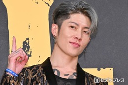 MIYAVI「張り切りすぎました」5歳長男のサッカー父兄試合で怪我 松葉杖姿に「めちゃくちゃ痛そう」「張り切りすぎちゃう気持ち分かる」の声 画像