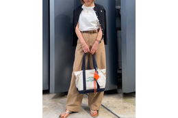 シンプル配色でオシャレ。【ユニクロ】ベージュパンツで仕上げる大人カジュアルな着こなし【40代の毎日コーデ】