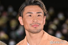 魔裟斗「気分はターザン」親子筋肉ショット公開「パパが最強すぎる」「2人とも筋肉凄い」の声 画像
