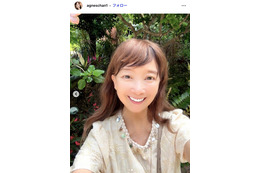 有名歌手、カリフォルニアでの美脚際立つ膝上ワンピ姿公開「いつまでも変わらない美しさ」「絵になりすぎる」と反響 画像
