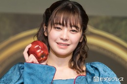 「御上先生」吉柳咲良「空を頭に纏った」青バンダナ×ノースリコーデに反響「オシャレ上級者」「映画のワンシーンみたい」の声
