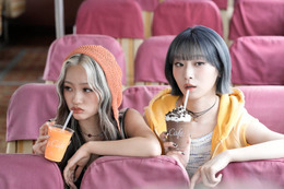 HANA・JISOO＆YURI、マクドナルドCM初登場 レトロでエモい休日をのぞき見？お互いに“甘くなる瞬間”明かす