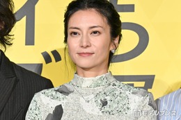柴咲コウ、幼少期ショット公開「どの時代も可愛い」「家族も美人すぎ」と反響