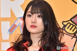 “可愛すぎる新喜劇女優”小寺真理、階段下からのミニスカショットで美脚際立つ「脚長くてスタイル抜群」「色っぽい」と絶賛の声