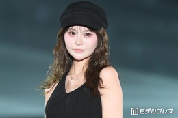 登録者数80万人超YouTuber、21歳バースデーの白ミニドレス×赤タイツ姿に「美脚が眩しい」「おしゃれで可愛すぎ」と絶賛の声
