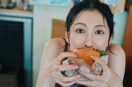 雛形あきこ、22年ぶり写真集決定 “20歳以降封印していた”水着グラビアで圧巻スタイル披露【先行カット・コメント】