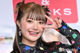 安斉かれん、愛犬とのリラックスショットに反響「スッピン？」「肌綺麗すぎ」