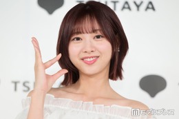 元日向坂46富田鈴花、ノースリーブ衣装ショットに反響「透き通るような白い肌」「全身黒で大人っぽい」