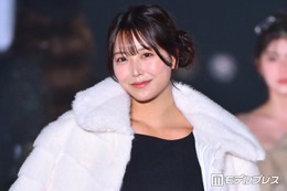 元NMB48白間美瑠、黒透けタイツ×ミニ丈ワンピで美脚スラリ 白ファーがアクセント【関コレ2026A/W】