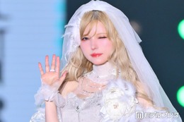 益若つばさ、美脚のぞく白ドレスで堂々ランウェイ「リアルお人形さん」「さすがのオーラ」【関コレ2026A/W】