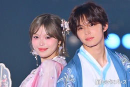 「今日好き」今井暖大＆おさき、姉弟仲良く背中合わせで密着「織姫と彦星みたい」「リンクコーデかわいい」【関コレ2026A/W】