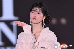 AKB48八木愛月、ウィンク＆投げキスでファン悶絶 オーバーサイズニットから美脚スラリ【関コレ2026A/W】