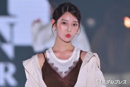 元乃木坂46阪口珠美、アシメキャミから美脚＆肩チラリ「息を呑む美しさ」「スタイル良すぎ」と反響続々【関コレ2026A/W】