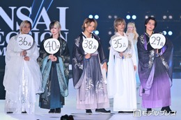 リアルピース、年齢記載うちわ手に堂々ランウェイ「見えない」「若々しすぎる」と反響殺到【関コレ2026A/W】 画像
