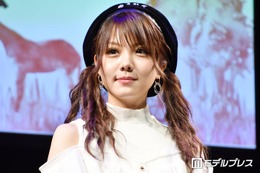 田中れいな、モノクロミニスカコーデから圧巻美脚披露「頭身がすごすぎる」「スタイル良すぎ」の声