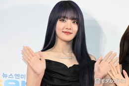 i-dleミンニ、美脚＆ウエスト際立つユニフォーム姿披露「脚のラインが完璧」「ウエスト細くて憧れる」の声