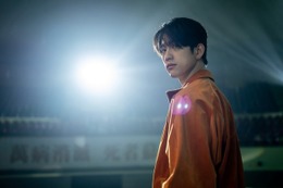 パク・ジニョン演じる“若返り”教祖が規格外パワー披露『ハイファイブ！』ポスター＆予告編