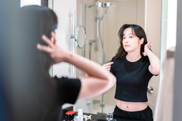 夏に大量発生! 40代が「すこぶるオバサンぽく見える」夏の危険ヘアアレンジ