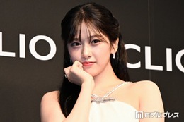 IVEユジン、美ウエスト際立つミニ丈トップスコーデ 香港ショットに「可愛すぎて夜でも目立つ」「スタイル神」と反響 画像
