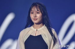 人気YouTuber鹿の間、美スタイル輝くビキニ姿に反響「マーメイドみたい」「ウエスト細すぎる」