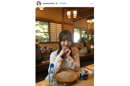 仮面高校生の妹で話題・すなずりかりん、グッズ装備のミニスカコーデでアイドルライブ鑑賞「スタイルがレベチ」「脚長い」と反響 画像