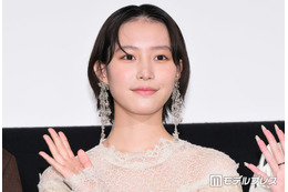 南沙良、淡色ワンピから美脚チラ見せ「スタイル抜群」「抜け感があっておしゃれ」と絶賛の声