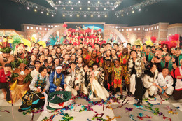 SixTONES、日本・世界各地のパフォーマー総勢130人と「ボーダーレスLIVE」生披露 空手・ギター…13分超ステージで魅せる【24時間テレビ】