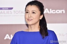 藤原紀香、大胆スリット入りドレスから美脚チラリ「大人の色気がすごい」「綺麗な立ち姿に目が釘付け」と反響