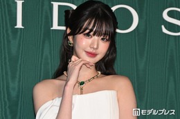 IVEウォニョン、黒キャミ姿で誕生日ディナーの様子を公開「デコルテも腕も綺麗すぎ」「完璧なビジュアル」の声 画像