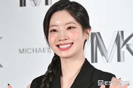 TWICEダヒョン、美背中開放の真紅ドレス姿披露「絵画のような美しさ」「破壊力すごい」の声 画像