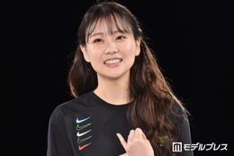 重盛さと美「奇跡の38才」胸元＆美脚輝く誕生日ショット公開「可愛さと色気のバランスが最強」「綺麗すぎる」と絶賛の声