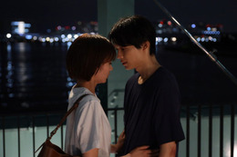 土ドラ「告白」爽太（松村北斗）＆麻里子（岡崎紗絵）がキス 25年の片想いが急展開