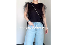 チュールデザイントップスがシンプルコーデを格上げ。大人のカジュアルミックスデイリースタイル【40代の毎日コーデ】