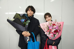 SixTONES松村北斗＆今田美桜ら、豪華キャストがクランクアップ 花束手に持ち晴れやかな表情【映画「白鳥とコウモリ」】 画像
