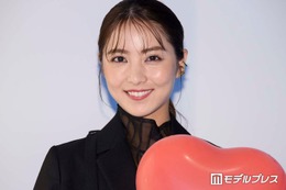 石川恋、オフショル姿でビール満喫 タンザニア旅行ショットに「彼女感すごい」「肩のラインが綺麗」の声