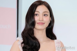 TWICEジヒョ、音楽フェスのオフショット公開 美ウエストチラ見せ衣装に「くびれが美しすぎる」「ボディラインにうっとり」と反響
