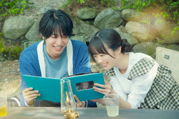 「お姉ちゃんの翠くん」timelesz橋本将生＆中島瑠菜、 笑顔でアルバム覗き込む 究極の片思い捉えた“胸キュン”場面写真7点解禁 画像