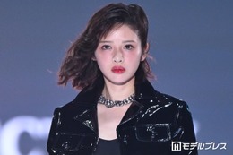 FRUITS ZIPPER鎮西寿々歌、トップバッターで「TGC」開幕 ブラックスタイルで雰囲気ガラリ【TGC2026A/W】