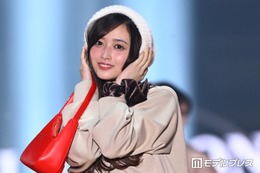 乃木坂46井上和、ミニスカ着こなす ニット帽で冬らしさプラス【TGC2026A/W】 画像