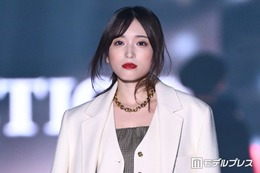 矢吹奈子、赤リップ×ミニワンピで魅力全開「いつもと雰囲気違う」「大人っぽい」と反響【TGC2026A/W】 画像