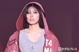 櫻坂46藤吉夏鈴、スモーキーメイクで雰囲気一変 クールな佇まいに視線集中【TGC2026A/W】