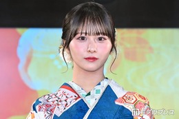 ≠MEメンバー、美脚まぶしい総フリルミニワンピ姿公開に反響「目がくらむほど可愛い」「お人形さんみたい」の声