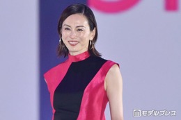米倉涼子、2年ぶり「ガルアワ」サプライズ登場 華やかなウォーキングに視線集中【ガルアワ2026A/W】