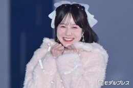 本田紗来、犬モチーフニット×ミニスカート姿で登場 弾ける笑顔に「天使すぎる」「どこから見ても可愛い」【ガルアワ2026A/W】 画像