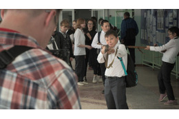 子どもたちが手榴弾投げ、射撃体験…衝撃授業映し出す『プーチンの愛国教室』本編映像