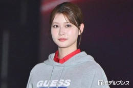 生見愛瑠、パーカー×ミニスカのカジュアルファッションで美脚披露「理想のスタイル」「美しい」と反響【ガルアワ2026A/W】 画像