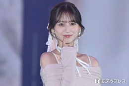 乃木坂46金川紗耶、オフショルダーで美デコルテ披露 “首かしげポーズ”に「お姫様みたい」「あざと可愛すぎる」の声【ガルアワ2026A/W】